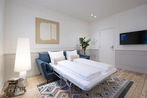 1 chambre, bureau, fer et planche à repasser, lit parapluie