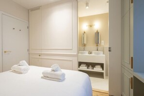 1 quarto, escrivaninha, ferros/tábuas de passar roupa, berço de viagem