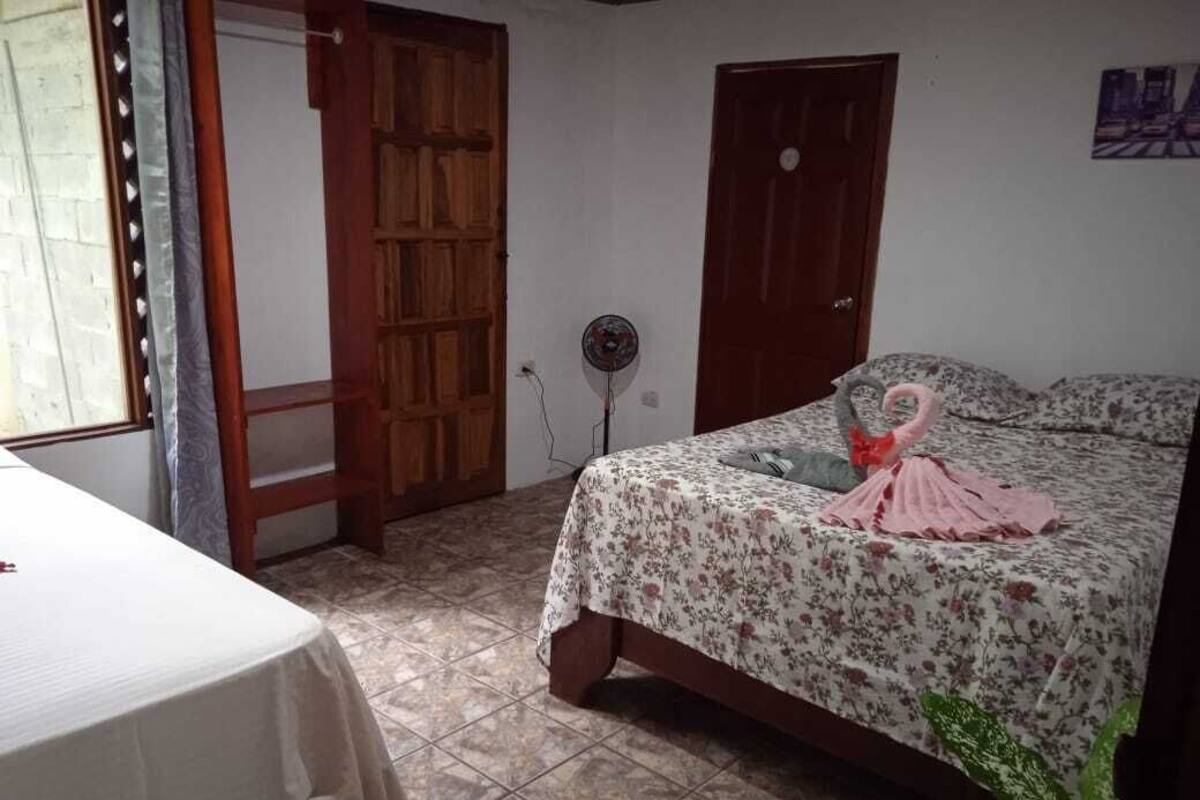 Habitación con 2 camas individuales | Wifi gratis y ropa de cama