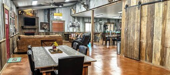 Spacious Country Lodge Sunsets, wildlife, fire pit, coffee & tea bar