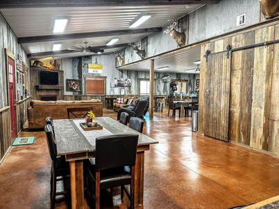 Spacious Country Lodge Sunsets, wildlife, fire pit, coffee & tea bar