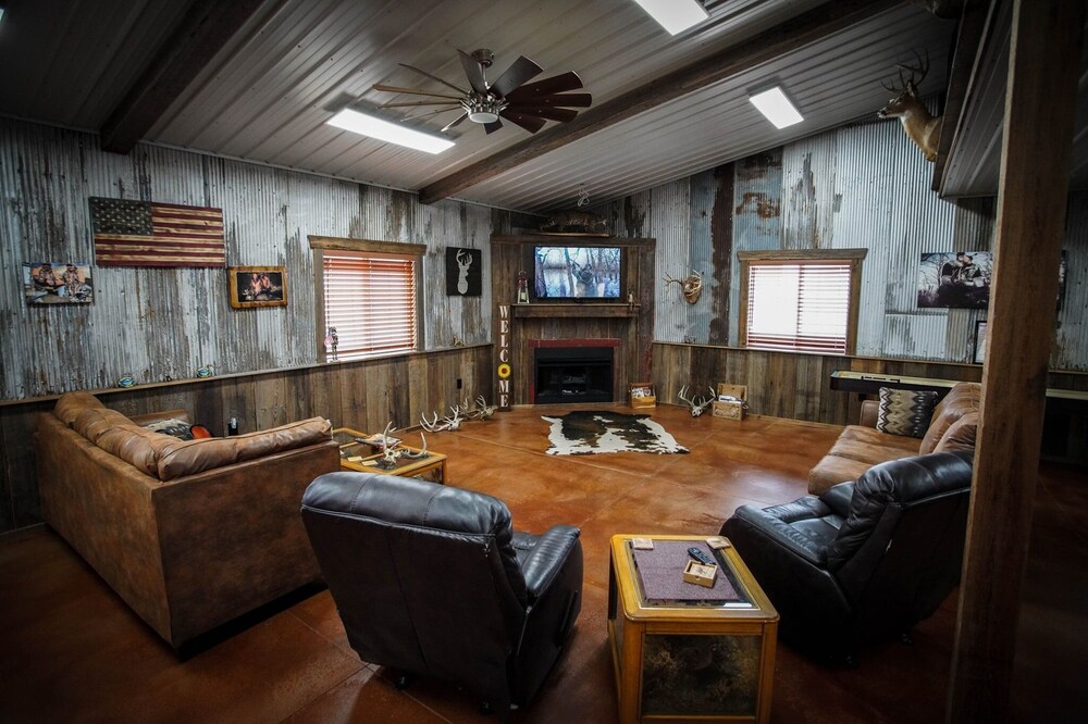 Rustic Barndominium Rural Retreat, Sunsets, fire-pit, bird watching on 5 acres.