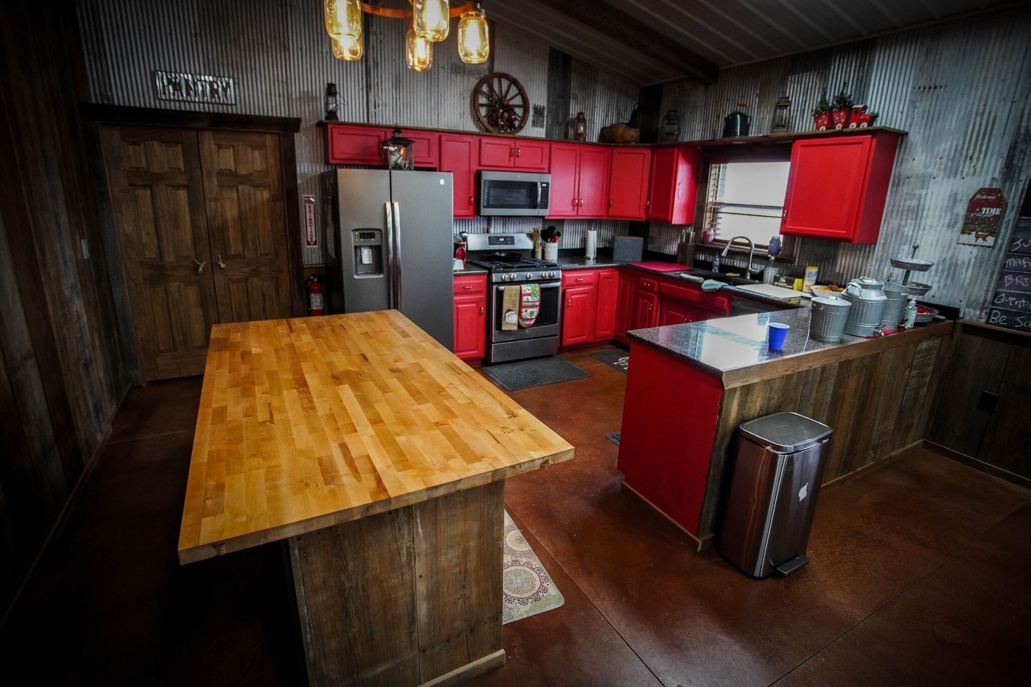 Rustic Barndominium Rural Retreat, Sunsets, fire-pit, bird watching on 5 acres.