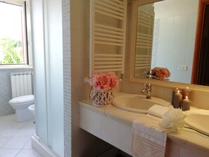 Douche, sèche-cheveux, bidet, serviettes fournies