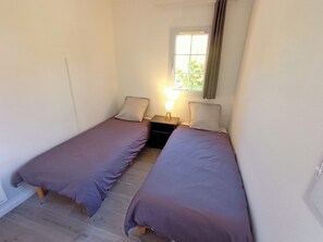 3 slaapkamers, een strijkplank/strijkijzer, beddengoed