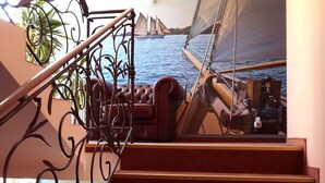 Una escalera con vista a un velero en el agua.