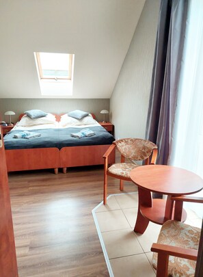 Suite – comfort, 2 soverom, balkong, parkutsikt | Skrivebord, skrivebord for bærbar PC, wi-fi (inkludert) og sengetøy