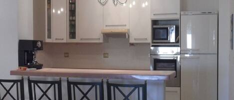 Mikrowelle, Geschirrspüler, Toaster, Kochgeschirr/Geschirr/Besteck