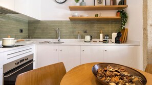 Réfrigérateur, four à micro-ondes, un four, surface de cuisson