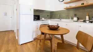 Réfrigérateur, four à micro-ondes, un four, surface de cuisson