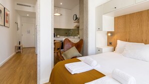 Tabla de planchar con plancha, wifi gratis, ropa de cama