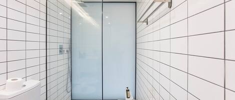 SĂšche-cheveux, serviettes fournies, papier toilette