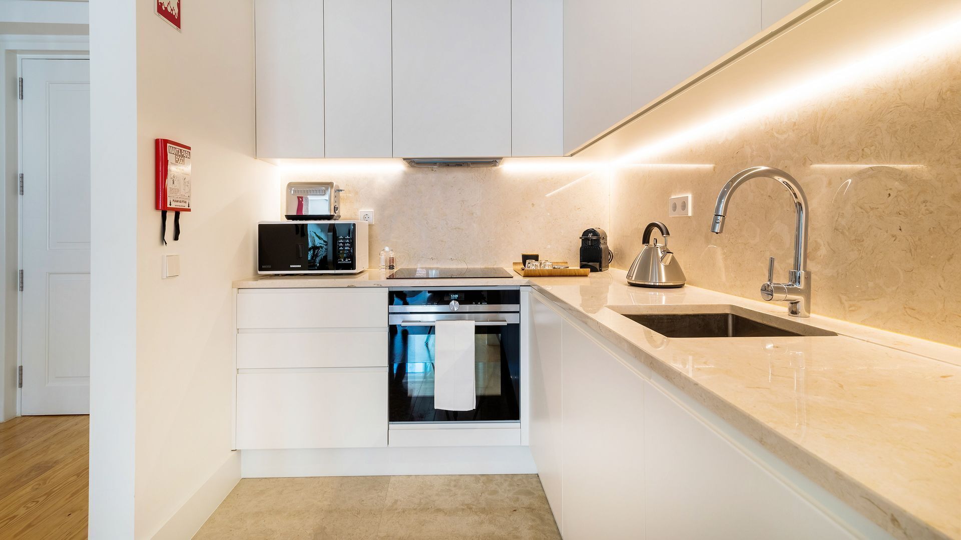 Refrigerador, microondas, horno, placa de cocina