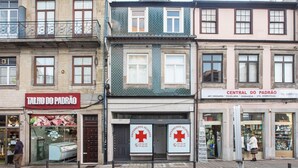 A street view with buildings, including a shop with a sign for 'TALHO DO PADRÃO' and another for 'CENTRAL DO PADRÃO'. - Cute & Bright Flat w/ AC by LovelyStay (Porto)