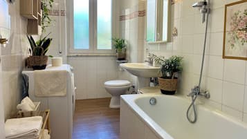Duschwanne, Haartrockner, Bidet, HandtĂŒcher