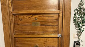 A wooden door with a brass plate, a keyhole, and a doorbell labeled 'GRIFEMA.' - Vacation House Oleandri Bracciano Lake Rome (Bracciano)