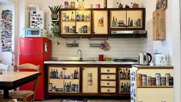 Réfrigérateur, micro-ondes, four, plaque de cuisson