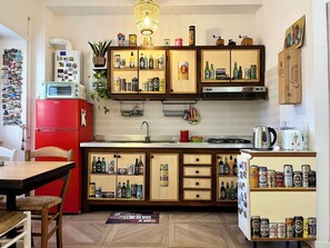 Frigorifero, microonde, forno, piano cottura