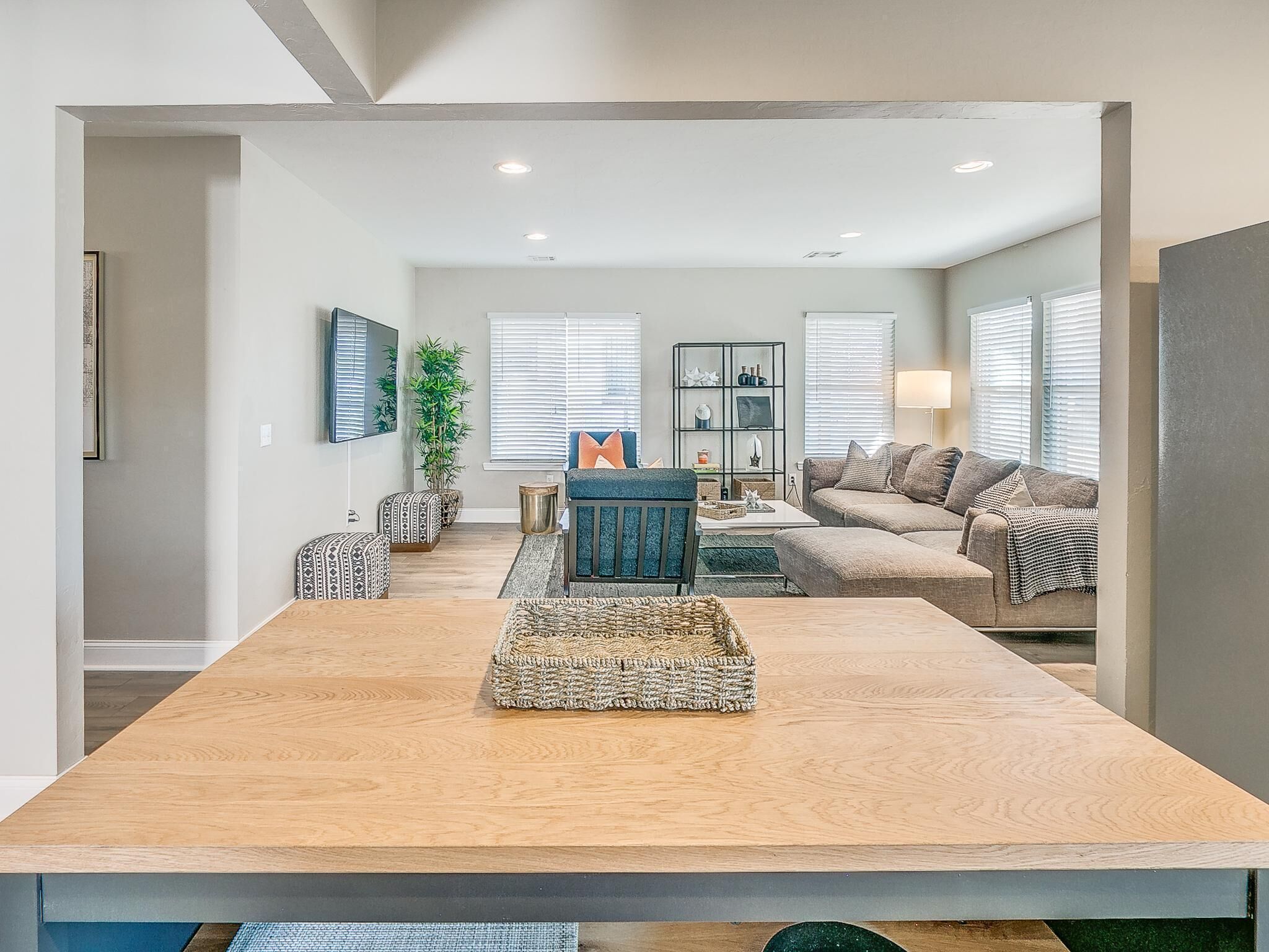 ***Rustic Modern 4 Bed / 3 Full Bath / 2 Living Rms w Wifi & 5 Smart TVs***