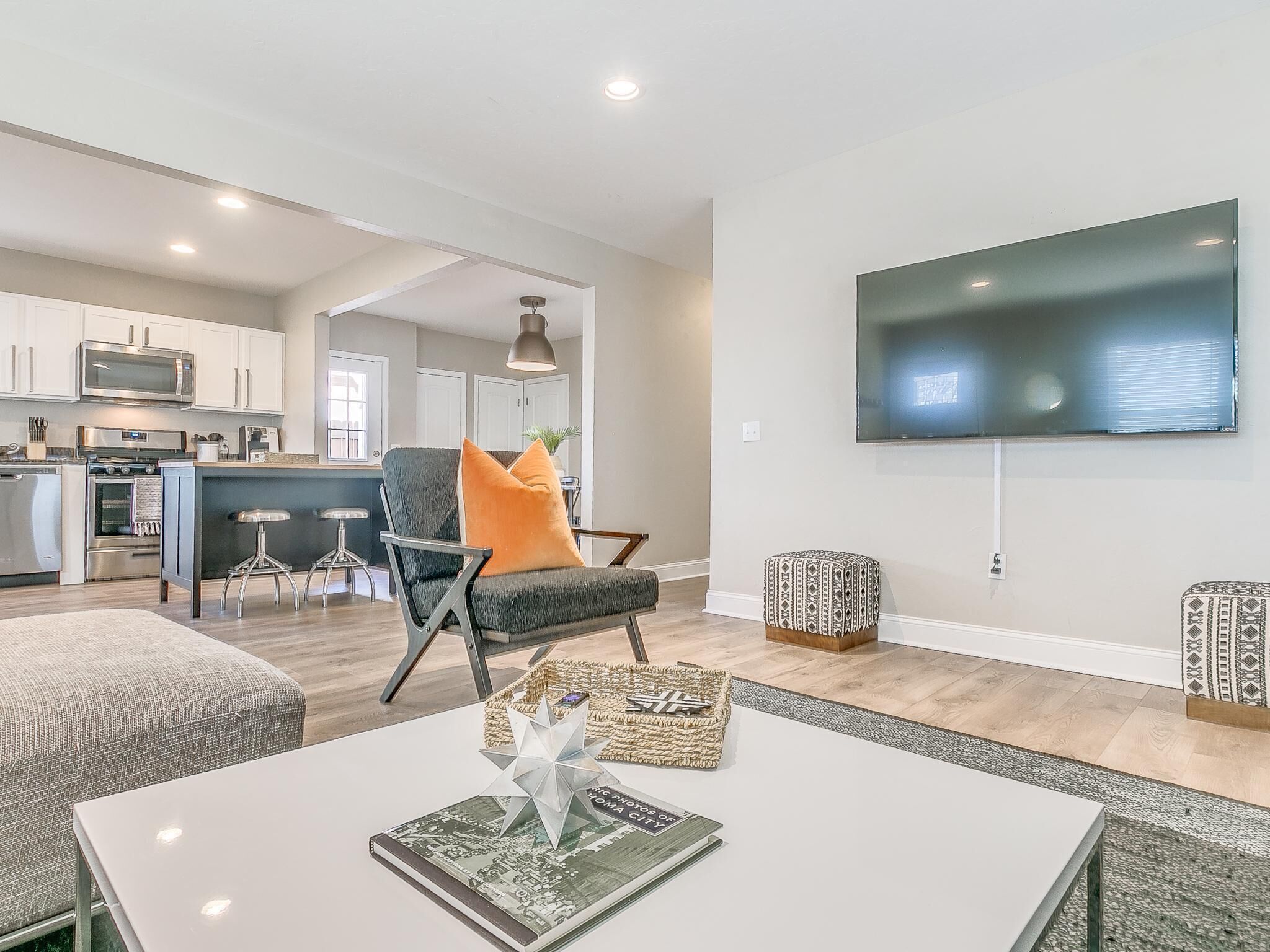 ***Rustic Modern 4 Bed / 3 Full Bath / 2 Living Rms w Wifi & 5 Smart TVs***