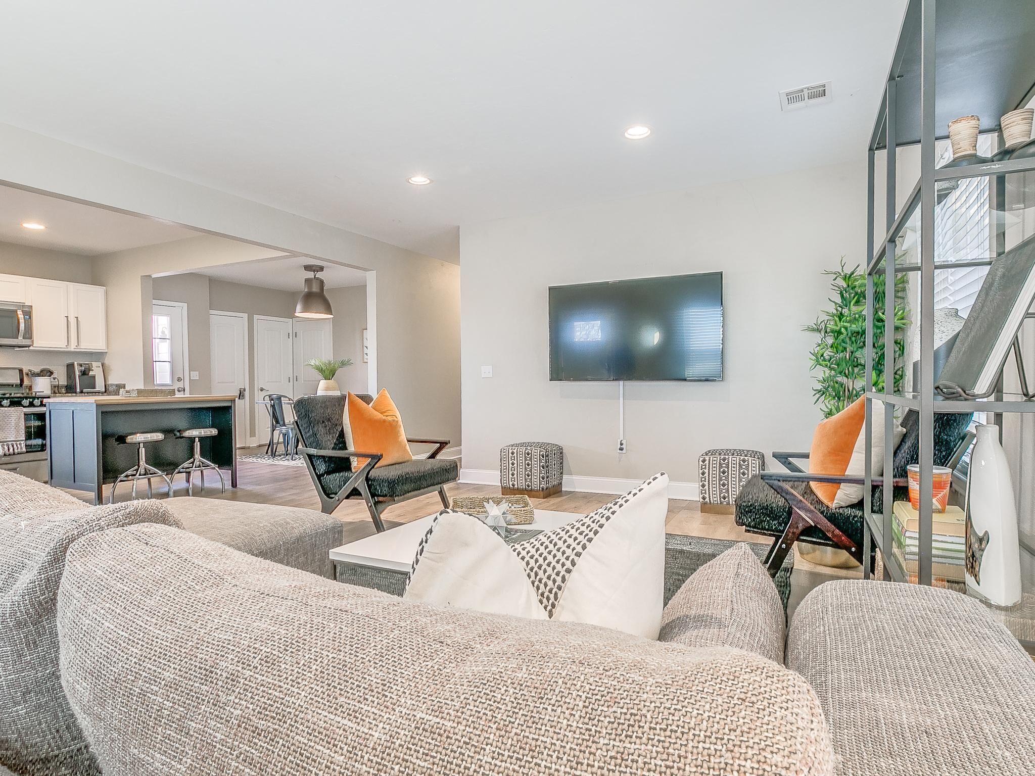 ***Rustic Modern 4 Bed / 3 Full Bath / 2 Living Rms w Wifi & 5 Smart TVs***