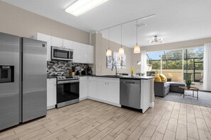 Fridge, microwave, oven, stovetop - 3 Bedrooms / 3 Bathrooms / Windsor Hills (7662 SR) (Kissimmee)