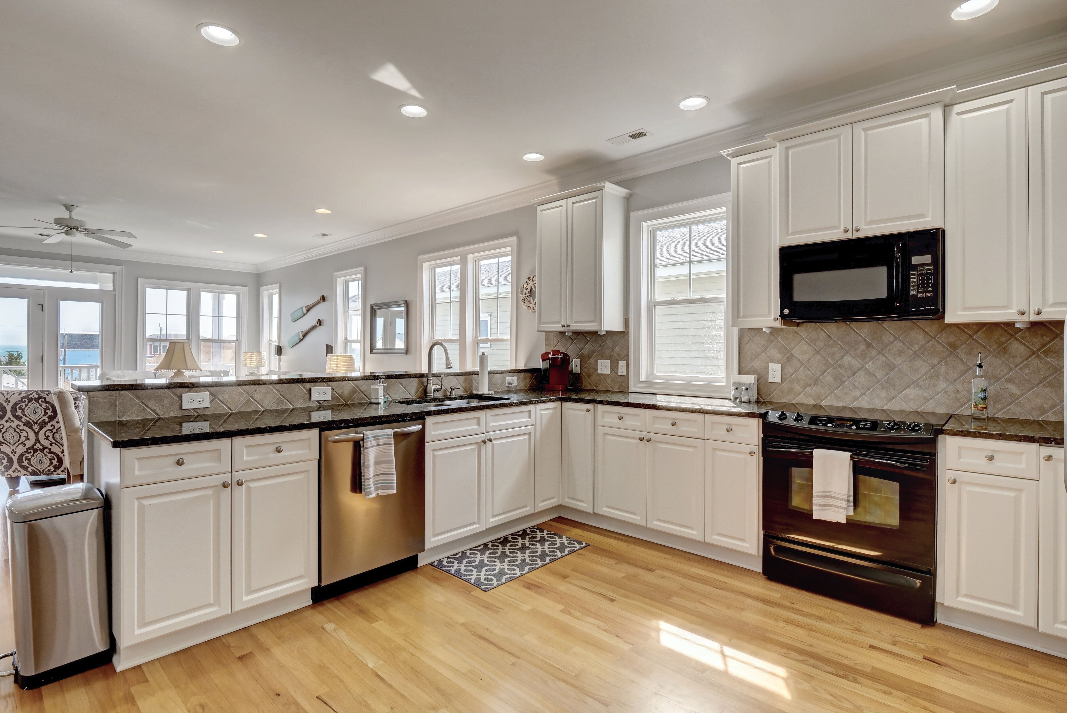 Kjøleskap, mikrobølgeovn, ovn og kokeplater