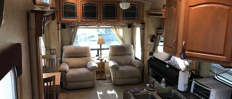 المنشأة من الداخل