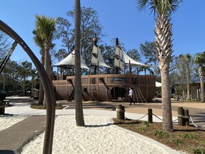 Children’s area - Sweet and comfy 2bd 2bath condo overlooking lagoon, SNOWBIRDS message for info (Hilton Head Island)