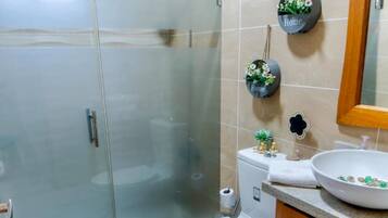 Dusche, Bidet, HandtĂŒcher, Seife