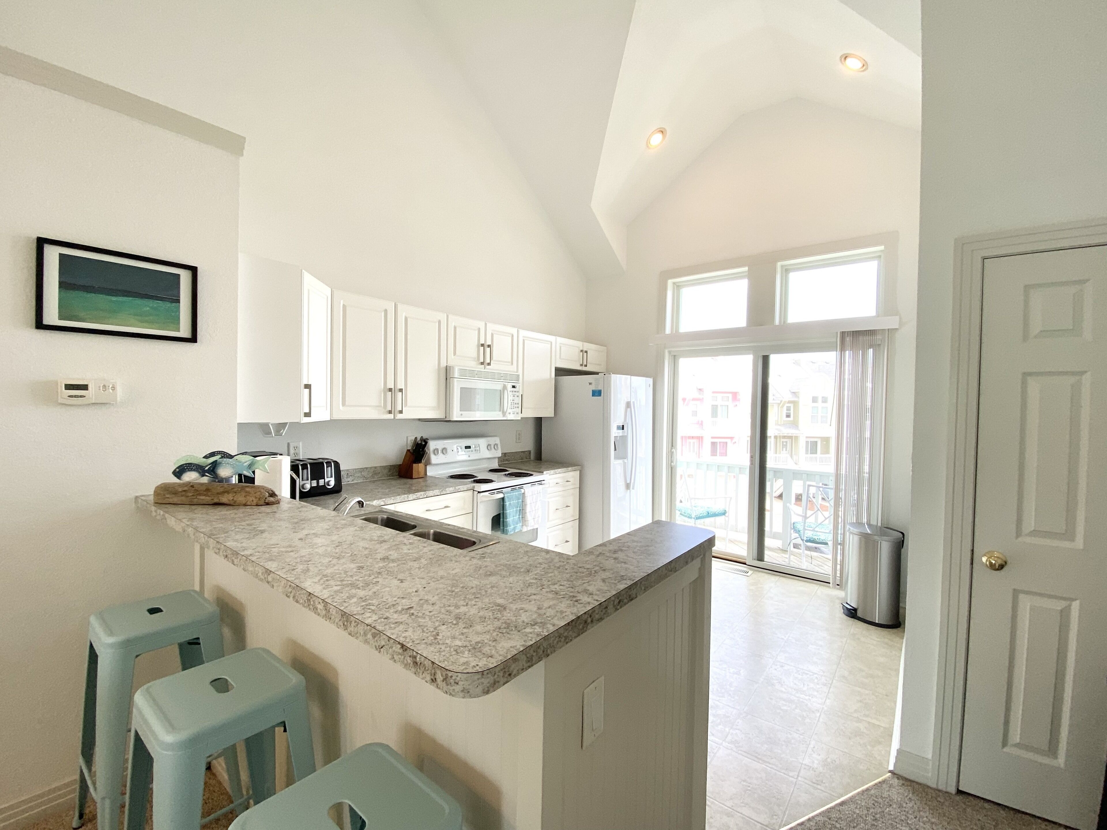 The Sea Glass Castle - Family Friendly Townhome Close to Beach