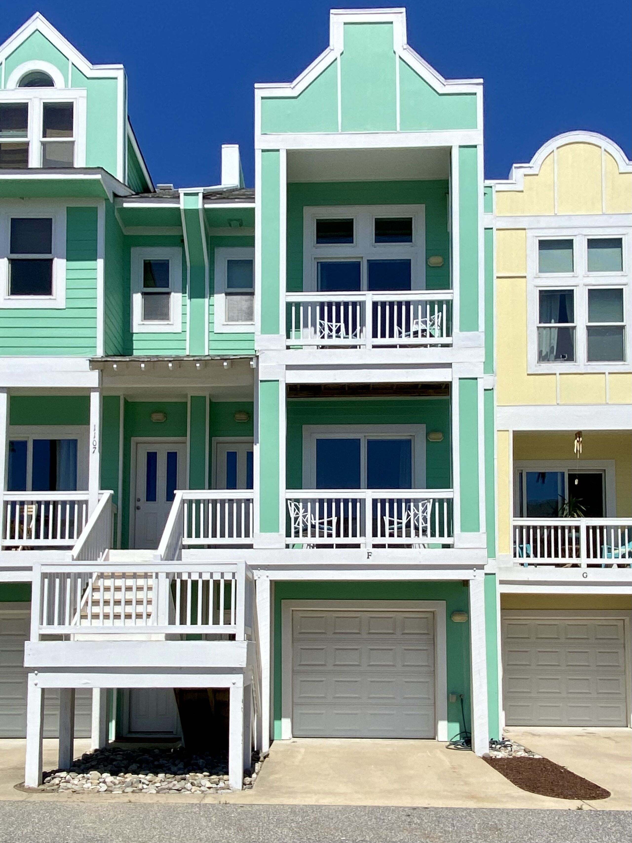 The Sea Glass Castle - Family Friendly Townhome Close to Beach