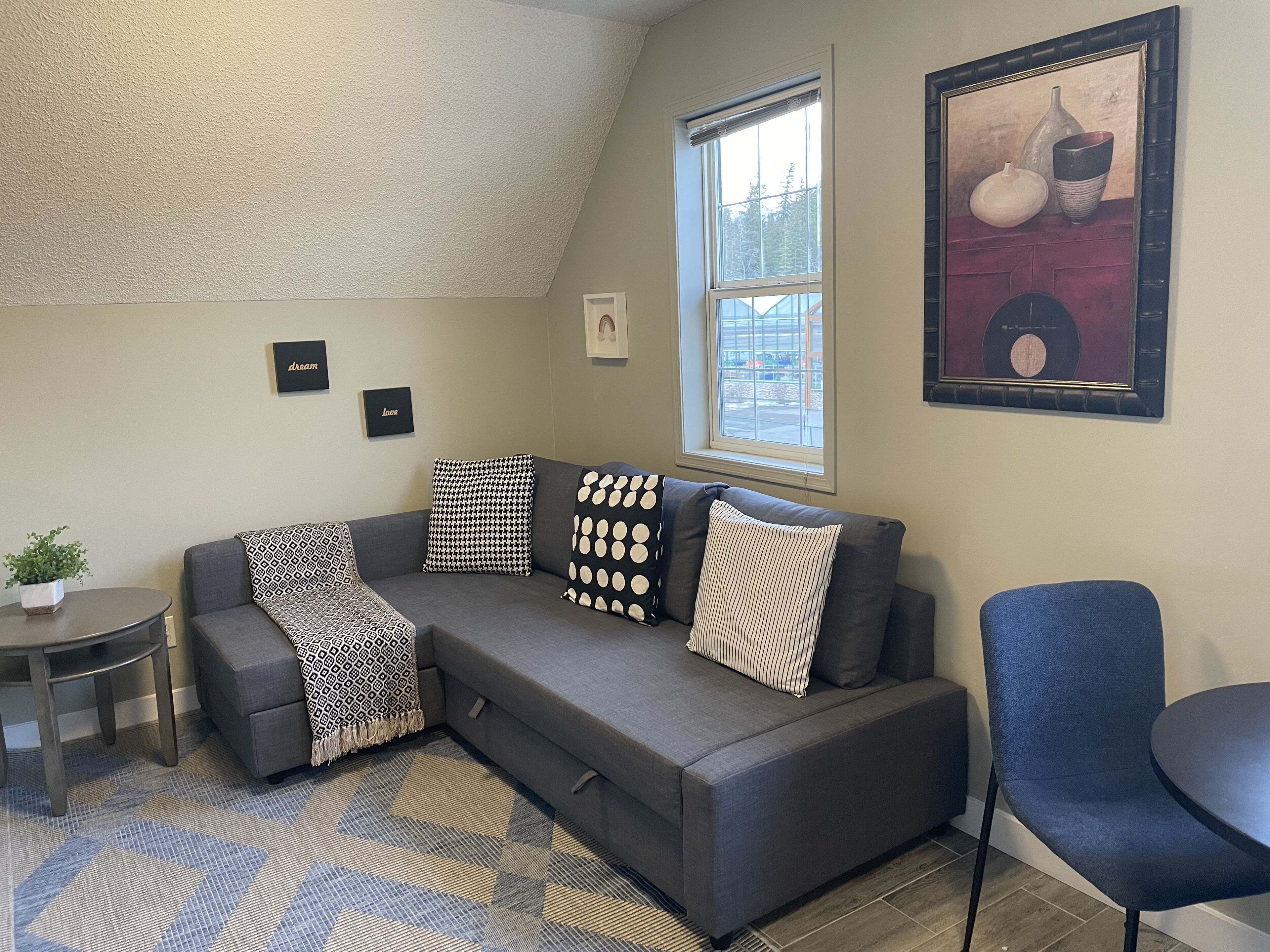 Cozy 1 bedroom apartment in Canmore Rockies. 3 sister view from bedroom window