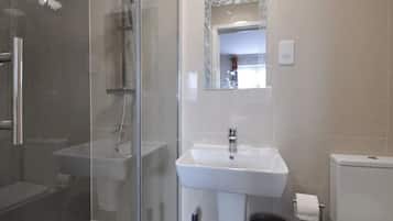 Standard Room | Bathroom | Shower, towels