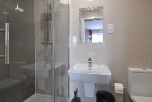 Standard Room | Bathroom | Shower, towels