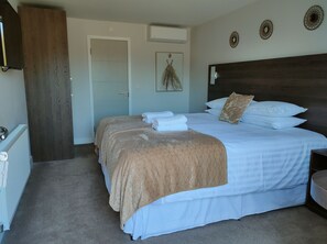 Double or Twin Room | Individually furnished, desk, laptop workspace, blackout drapes - King Hotel Tenterden (Tenterden)