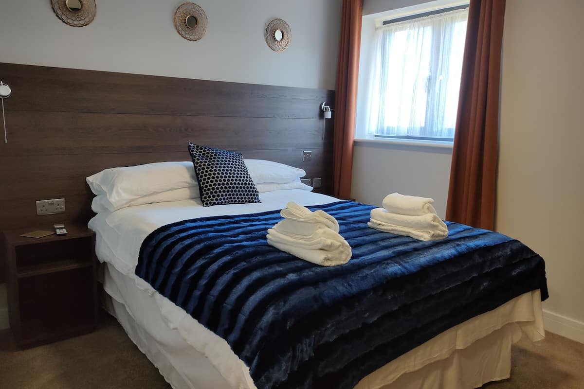 standard room | individually furnished, desk, laptop workspace, blackout curtains