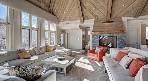 Fernseher, Kamin, DVD-Player, Bücher