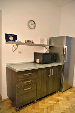 Réfrigérateur, micro-ondes, cafetière/bouilloire, bouilloire électrique