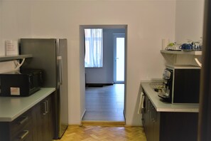 Réfrigérateur, micro-ondes, cafetière/bouilloire, bouilloire électrique