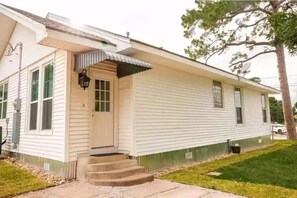 Exterior detail - The Cottage on Main (Brenham)