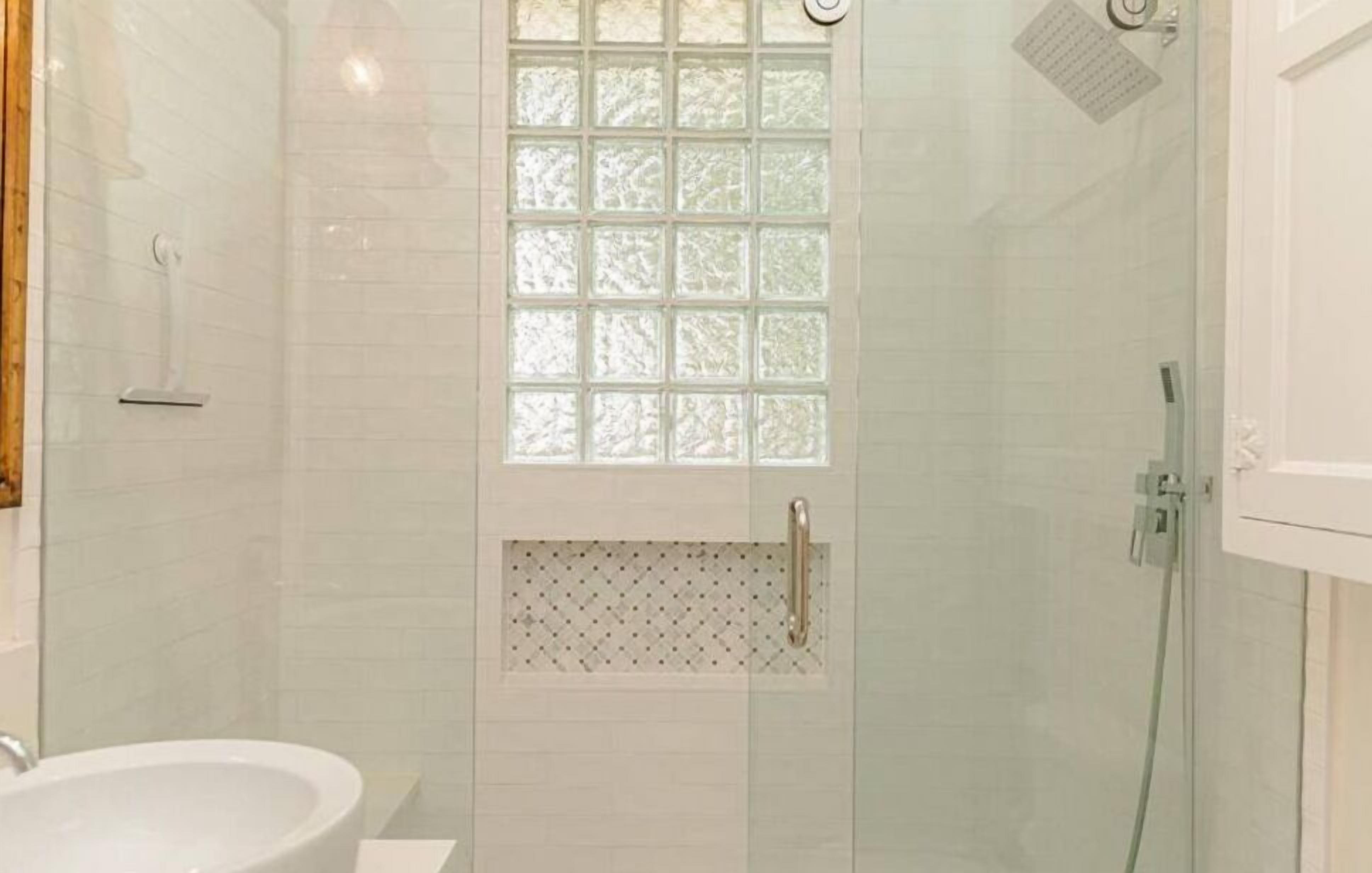 Douche, sèche-cheveux, serviettes fournies, savon