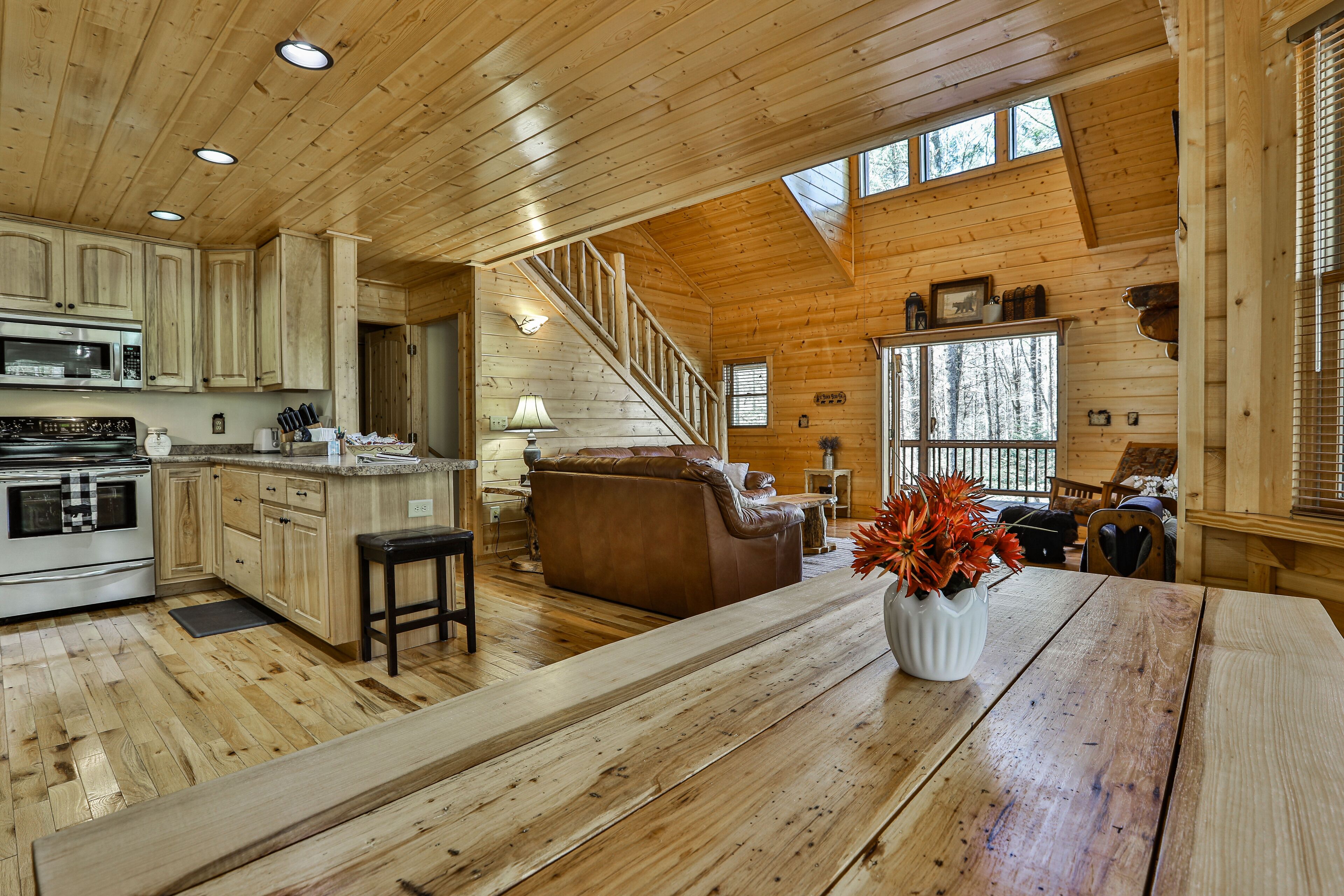 Dog and Family Friendly-Hot Tub-Pool Table-Arcade- Foosball-Large & Private- 