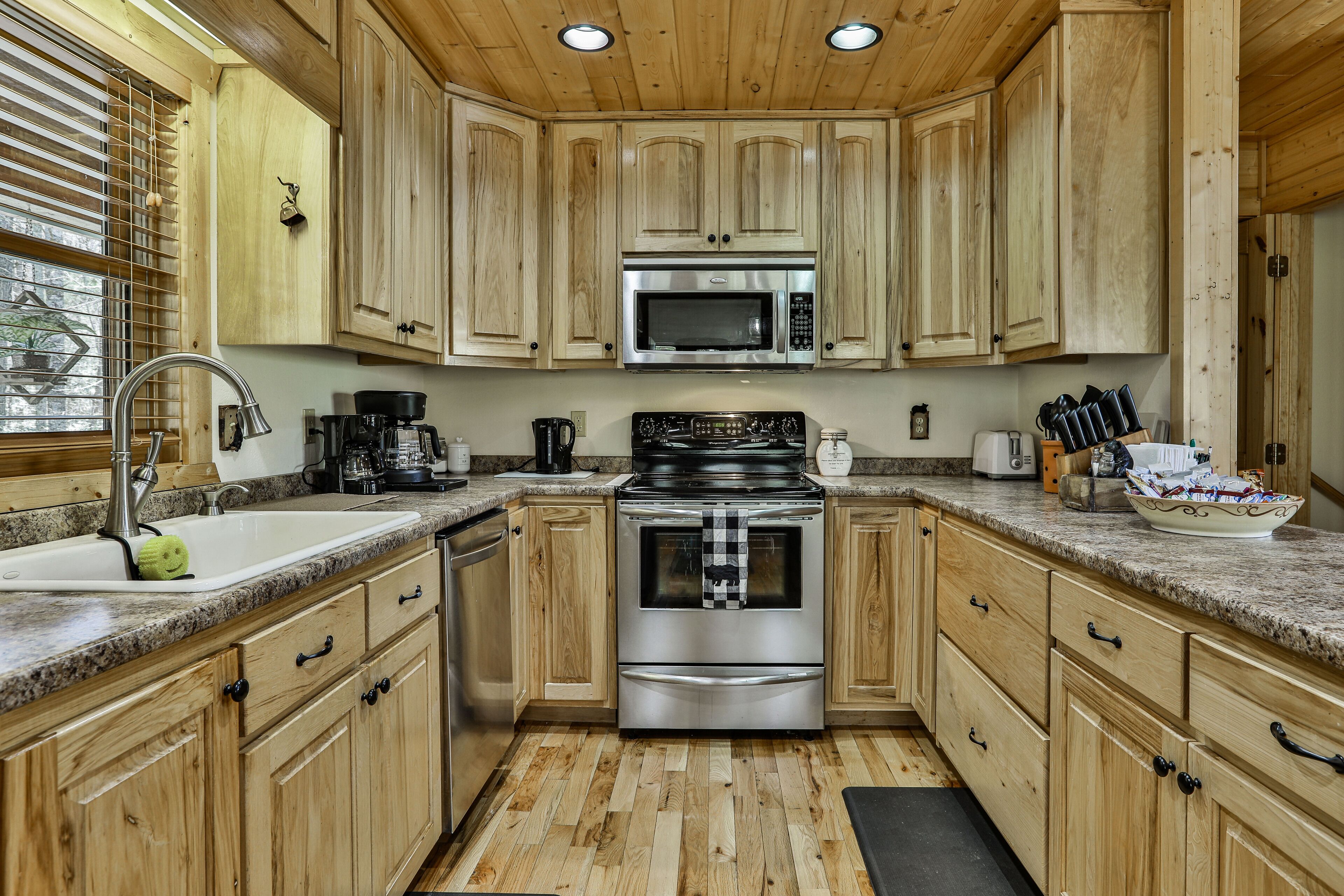 Dog and Family Friendly-Hot Tub-Pool Table-Arcade- Foosball-Large & Private- 