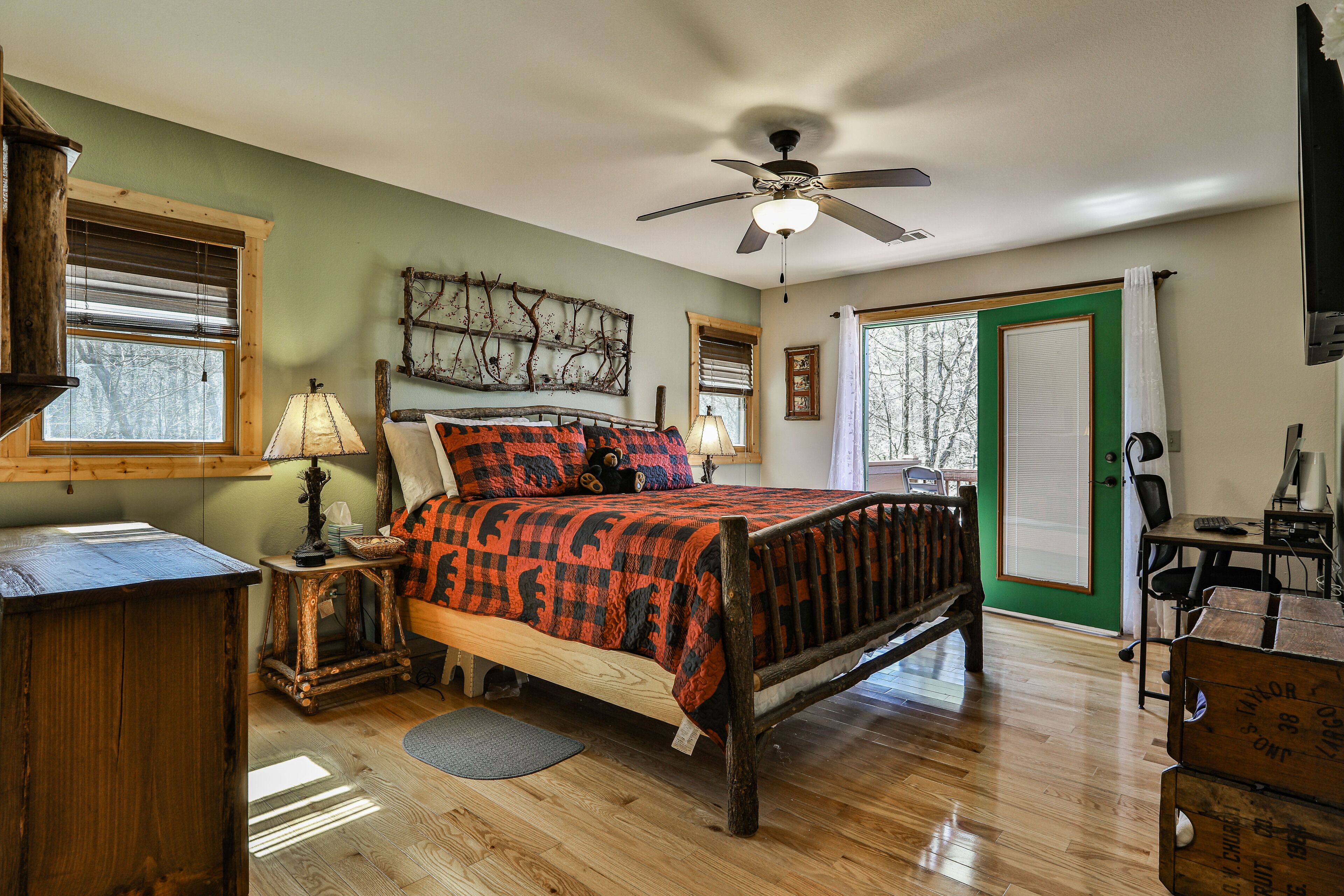 Dog and Family Friendly-Hot Tub-Pool Table-Arcade- Foosball-Large & Private- 