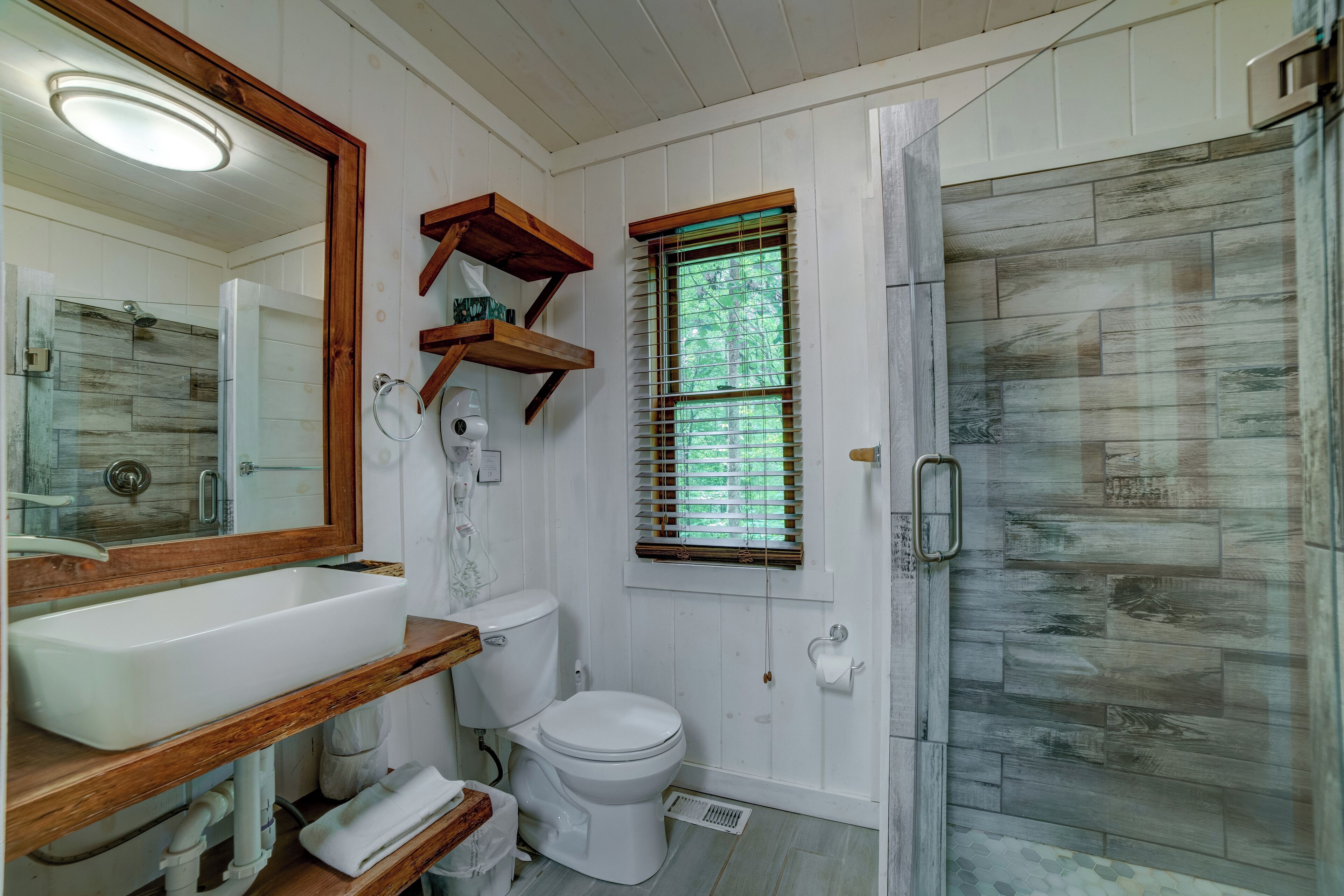 Combined shower/bathtub, hair dryer, towels, soap