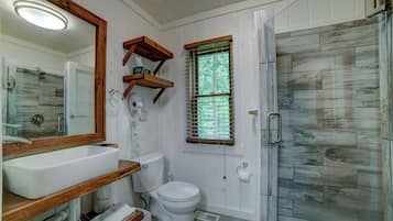 Combined shower/bathtub, hair dryer, towels, soap