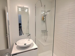 Dusche, Haartrockner, Handtücher, Seife