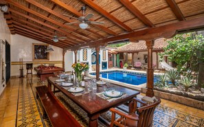 تناول الطعام بالخارج