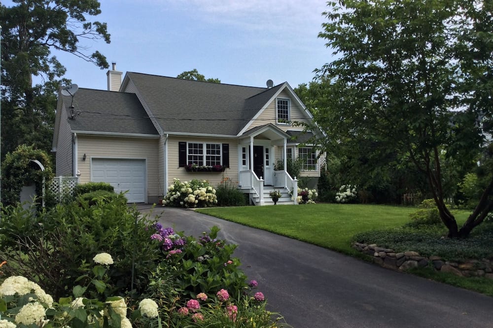 Charming Cape Close to the Ocean